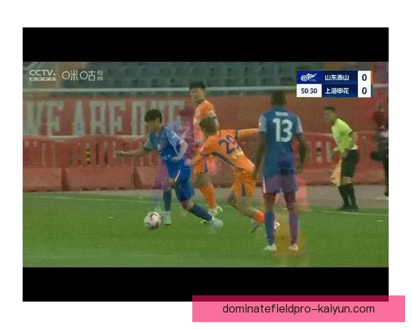 世界杯争议判罚引发广泛关注，足球界呼吁加强VAR使用规范